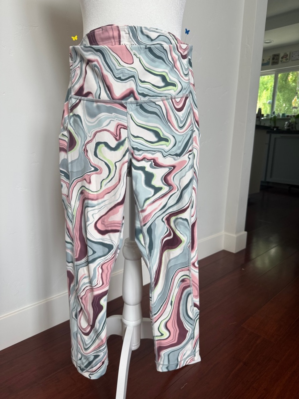 Athleta Marble Swirl Cropped Active Capri Leggings with pockets - Pastel Mix